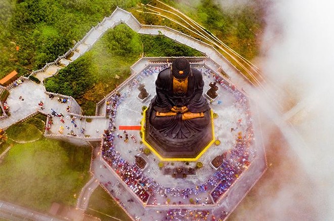 Hàng nghìn du khách về dự lễ Vu Lan trên đỉnh thiêng Fansipan ảnh 1
