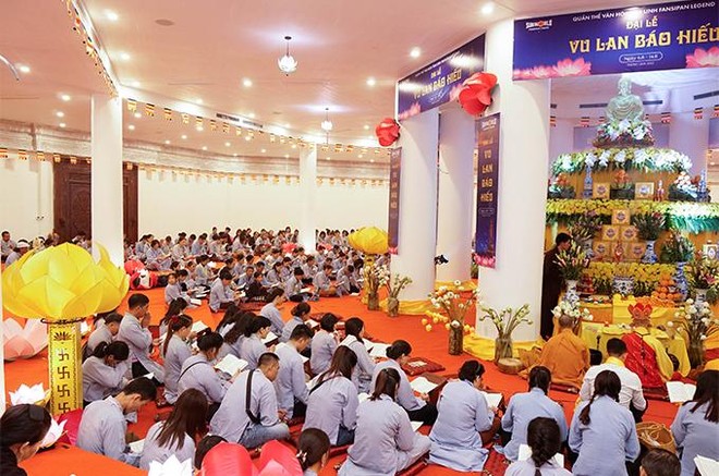 Hàng nghìn du khách về dự lễ Vu Lan trên đỉnh thiêng Fansipan ảnh 6