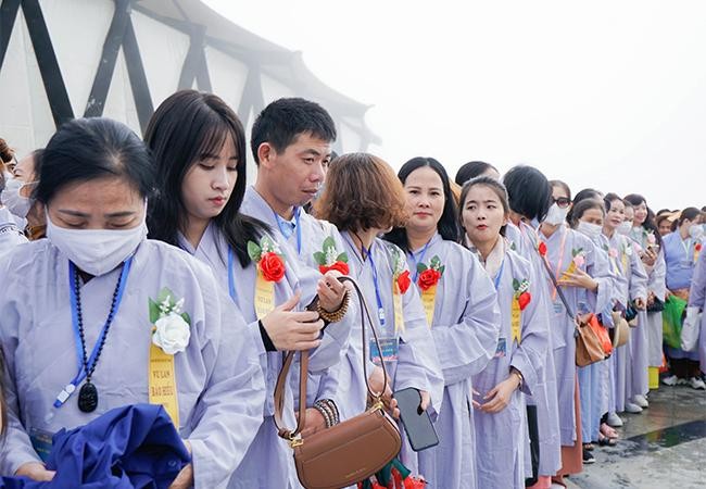 Hàng nghìn du khách về dự lễ Vu Lan trên đỉnh thiêng Fansipan ảnh 3