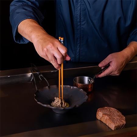 Đầu bếp sao Michelin - Junichi Yoshida: ‘Không có khuôn mẫu nào được đặt ra khi nấu các món ăn Teppanyaki’ ảnh 3
