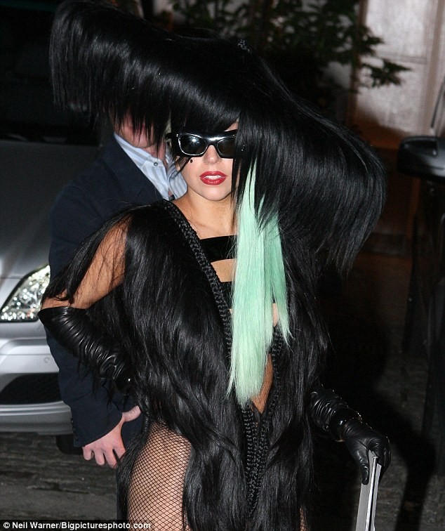 Choáng với trang phục làm bằng tóc của Lady Gaga ảnh 1