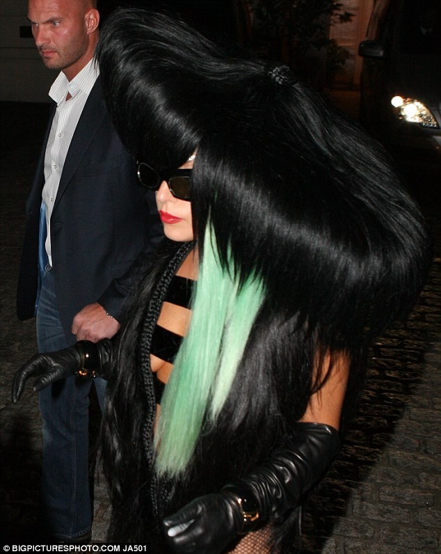 Choáng với trang phục làm bằng tóc của Lady Gaga ảnh 3
