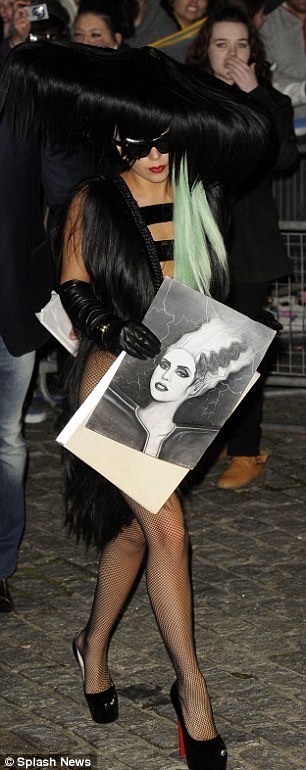 Choáng với trang phục làm bằng tóc của Lady Gaga ảnh 5