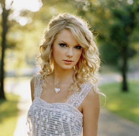 Ca sĩ xinh đẹp Taylor Swift là nữ nghệ sỹ của năm 2011 ảnh 2