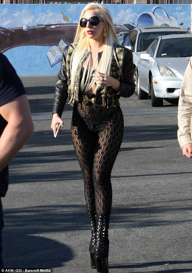 Lady Gaga quên...mặc quần vẫn tự tin xuống phố ảnh 5