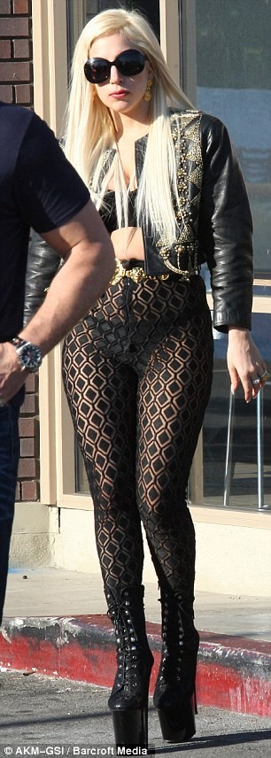 Lady Gaga quên...mặc quần vẫn tự tin xuống phố ảnh 3