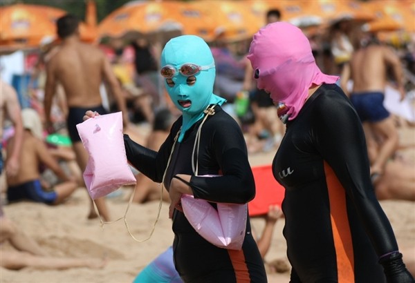 Mốt mặc “facekini” tràn ngập các bãi biển Trung Quốc ảnh 1