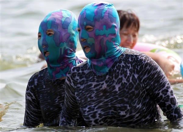 Mốt mặc “facekini” tràn ngập các bãi biển Trung Quốc ảnh 2