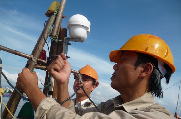 Lắp đặt thiết bị định vị vệ tinh cho ngư dân ảnh 1