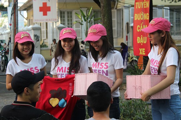 Thí sinh Miss Teen nhảy Gangnam Style, bán hàng rong ảnh 6