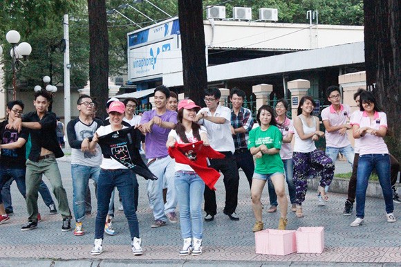 Thí sinh Miss Teen nhảy Gangnam Style, bán hàng rong ảnh 8