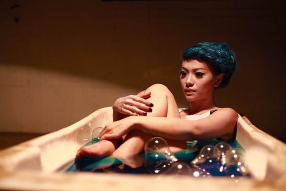 "Gà cưng" của Ngô Thanh Vân gợi cảm trong bồn tắm ảnh 3