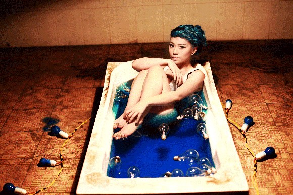 "Gà cưng" của Ngô Thanh Vân gợi cảm trong bồn tắm ảnh 4