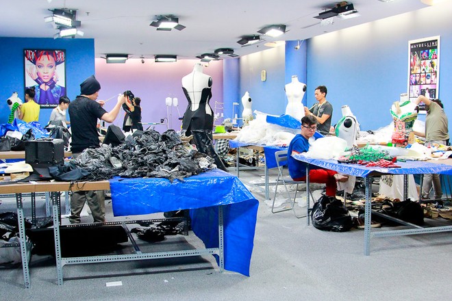 Nhà thiết kế nhọc nhằn biến rác thành váy dạ hội ảnh 1