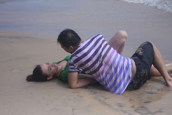Trang Nhung hôn Lương Thế Thành đắm đuối trên bãi biển ảnh 3