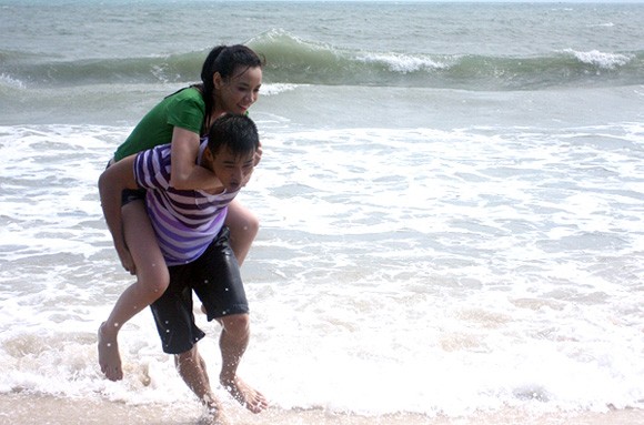 Trang Nhung hôn Lương Thế Thành đắm đuối trên bãi biển ảnh 2