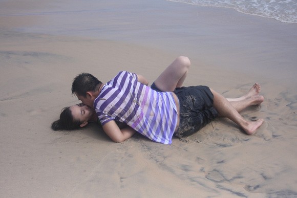 Trang Nhung hôn Lương Thế Thành đắm đuối trên bãi biển ảnh 4