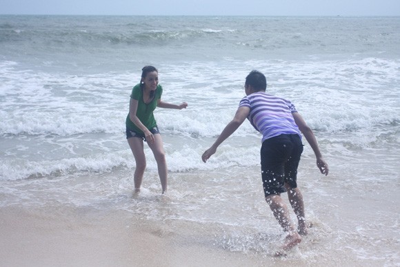 Trang Nhung hôn Lương Thế Thành đắm đuối trên bãi biển ảnh 1