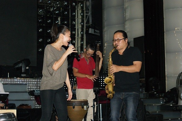 Thu Minh "khoe"... "Đường cong" với nghệ sĩ saxophone Trần Mạnh Tuấn ảnh 1