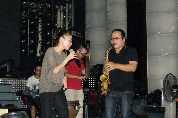 Thu Minh "khoe"... "Đường cong" với nghệ sĩ saxophone Trần Mạnh Tuấn ảnh 3