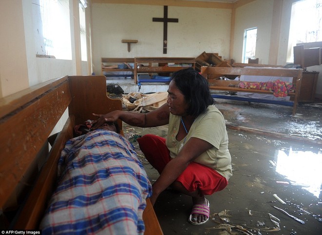 Philippines: Cảnh tượng kinh hoàng sau bão Haiyan ảnh 7