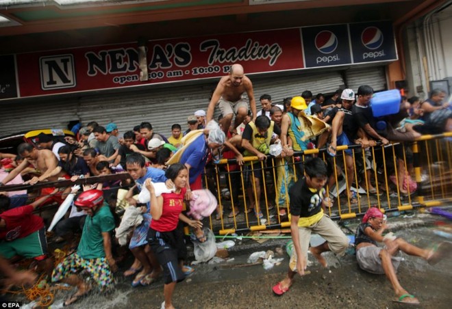Philippines: Cảnh tượng kinh hoàng sau bão Haiyan ảnh 13