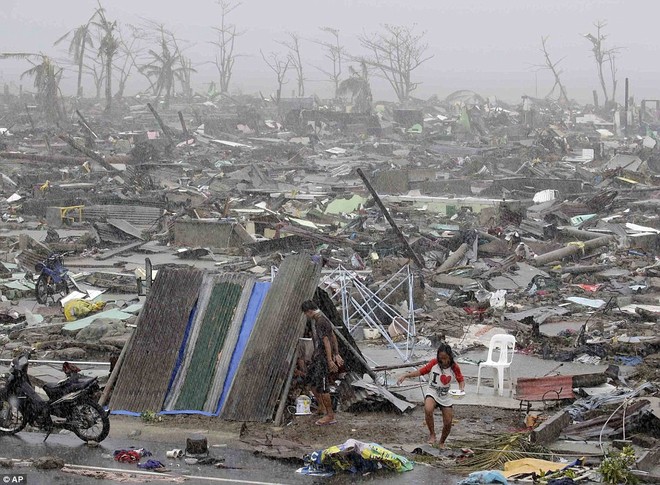 Philippines: Cảnh tượng kinh hoàng sau bão Haiyan ảnh 18