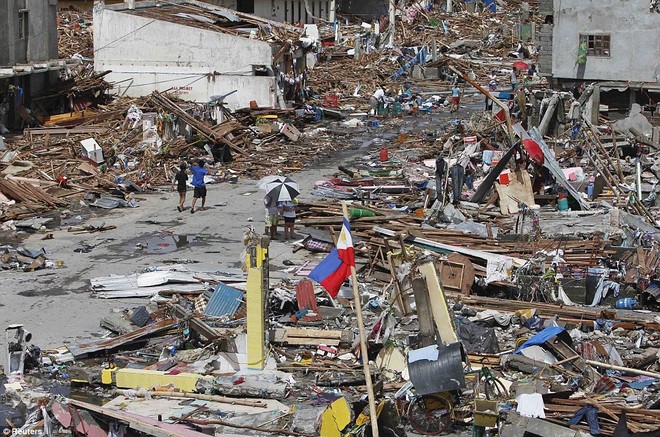 Philippines: Cảnh tượng kinh hoàng sau bão Haiyan ảnh 20