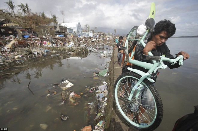 Philippines: Cảnh tượng kinh hoàng sau bão Haiyan ảnh 21