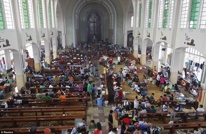 Philippines: Cảnh tượng kinh hoàng sau bão Haiyan ảnh 23