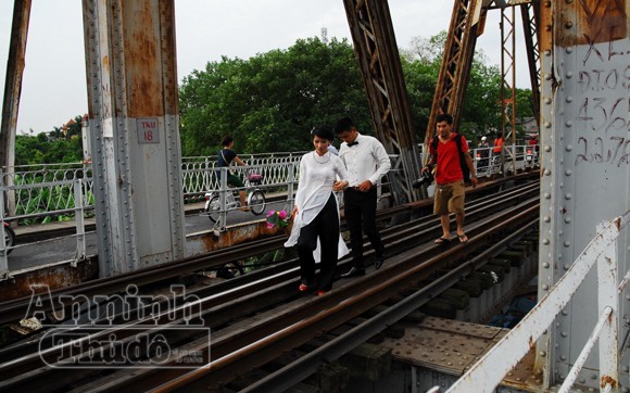 Nhiều đôi uyên ương vô tư "đùa giỡn" với tử thần ảnh 2