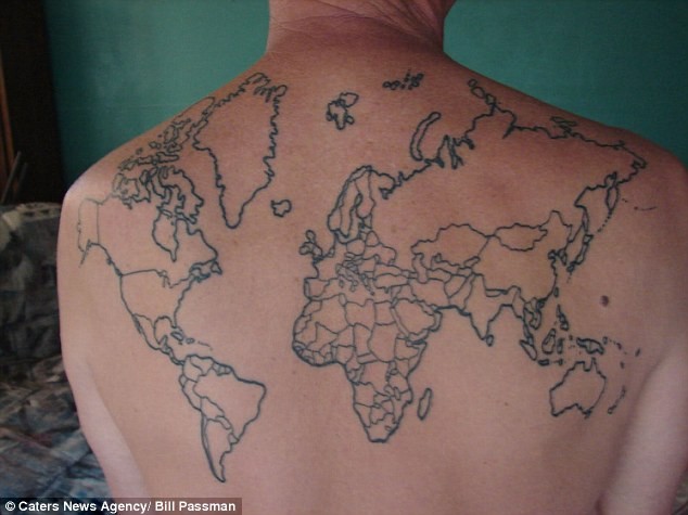 Người đàn ông mê xăm bản đồ thế giới sặc sỡ trên lưng ảnh 1
