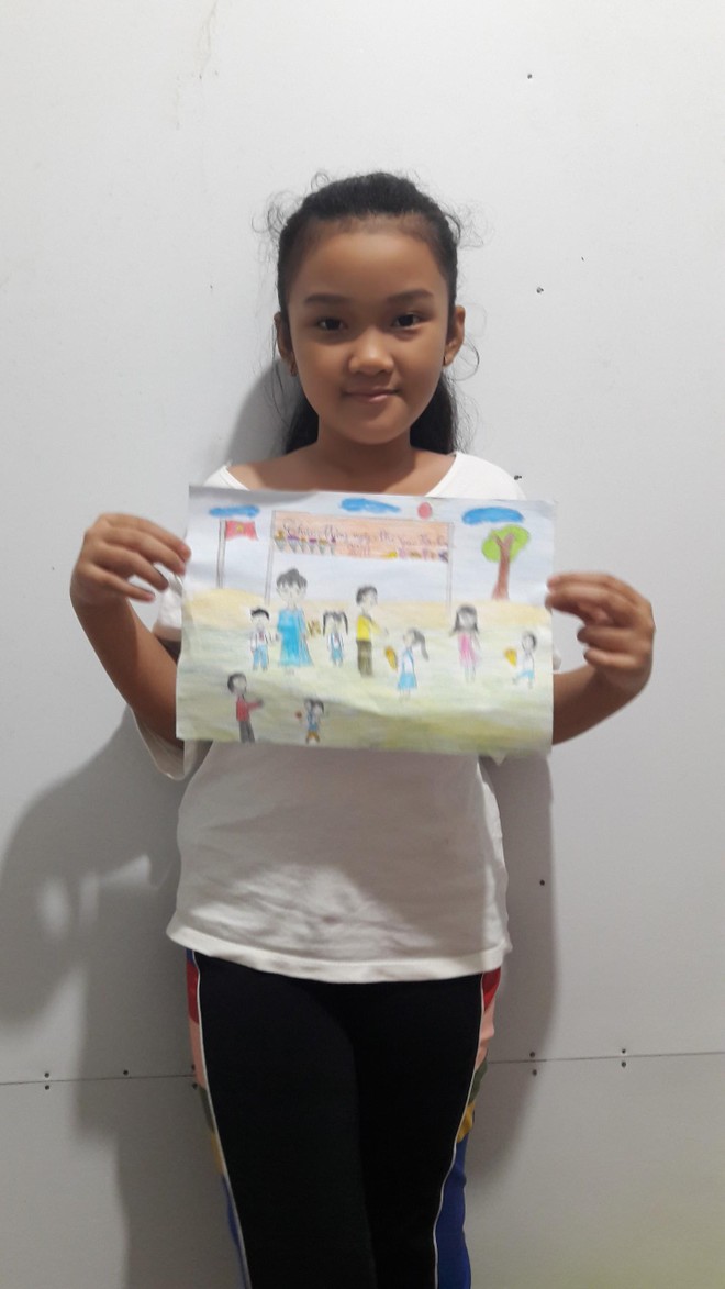 Cô học trò lớp 4 vẽ tranh tri ân thầy cô giáo nhân ngày 20-11 ảnh 1
