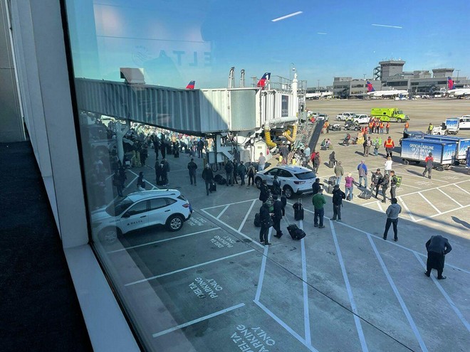 Sân bay Mỹ hỗn loạn vì sự cố nổ súng, 3 người bị thương ảnh 1