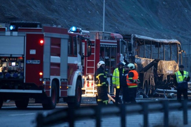 Cháy xe buýt trên đường cao tốc, ít nhất 45 người chết ảnh 1