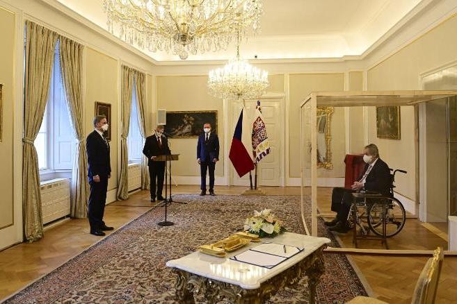 Tổng thống Czech ngồi xe lăn, bổ nhiệm Thủ tướng từ buồng kính ảnh 1