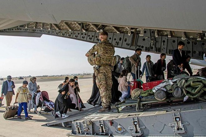 Pháp sơ tán hàng trăm người khỏi Afghanistan ảnh 1