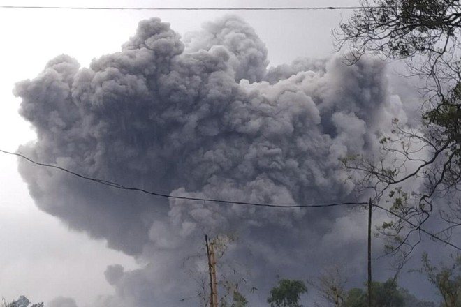 Indonesia: Núi lửa phun trào, ít nhất 13 người thiệt mạng ảnh 1
