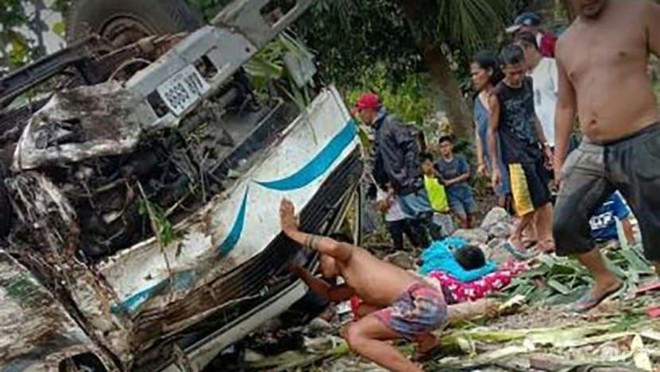 Lật xe thảm khốc tại Philippines, ít nhất 11 người chết ảnh 1