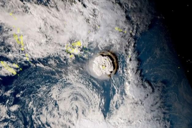 Hàng loạt nước cảnh báo sóng thần sau vụ núi lửa phun trào ở Tonga ảnh 1