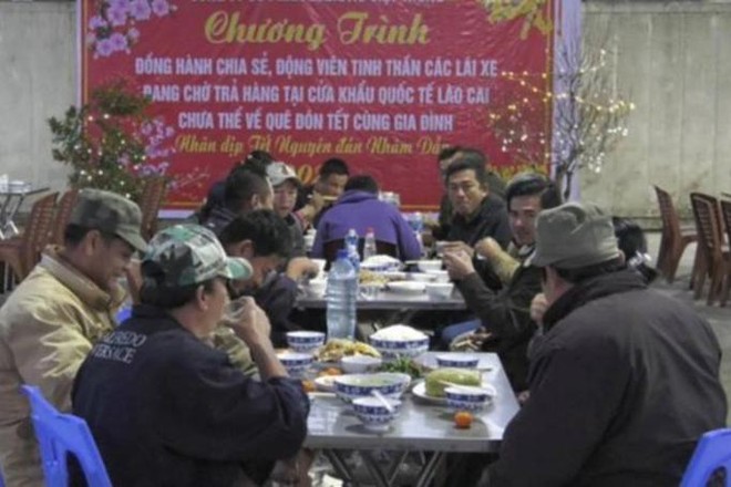 [Tin nhanh sáng 2-2-2022] Hơn 200 lái xe chở hàng được mời ăn Tết ở cửa khẩu biên giới Việt – Trung ảnh 1