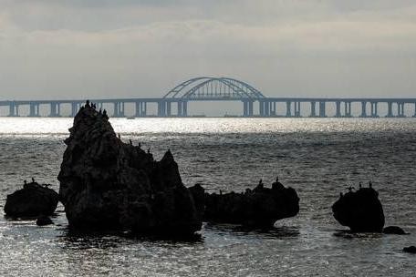Ukraine dọa phá hủy cây cầu dài nhất châu Âu ảnh 1