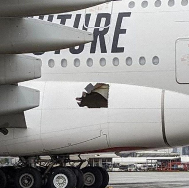 Máy bay Airbus A380 của Emirates hạ cánh với lỗ thủng trên thân ảnh 1