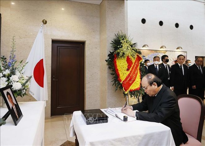 Chủ tịch nước lên đường sang Nhật Bản dự lễ quốc tang ông Abe Shinzo ảnh 1