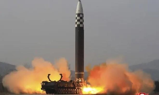 Hàn Quốc: Triều Tiên phóng 2 tên lửa đạn đạo tầm ngắn ra biển ảnh 1