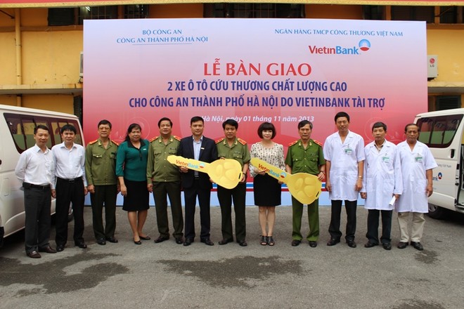 VietinBank trao tặng CATP 2 xe cứu thương ảnh 1