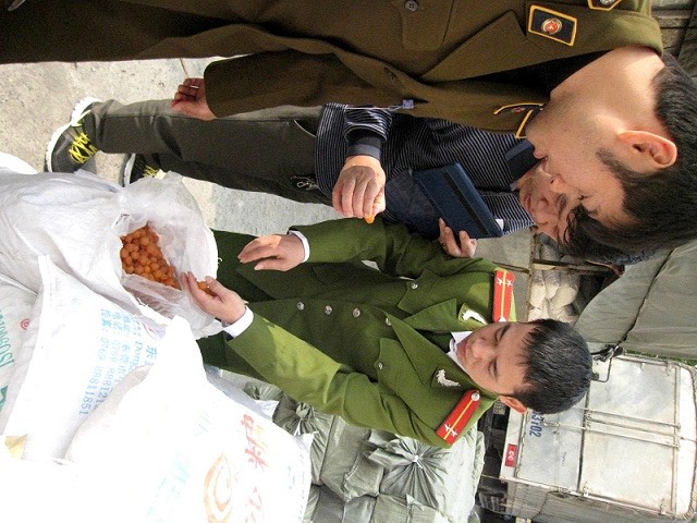 Hàng chục tấn ô mai, mì chính Trung Quốc "đổ bộ" về Hà Nội ảnh 2