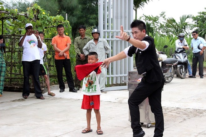 Món quà to lớn và ý nghĩa với nhóm trẻ nghèo, khuyết tật ảnh 7