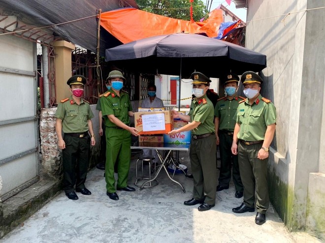 Công đoàn CATP Hà Nội thăm, tặng quà các chốt bảo vệ khu cách ly phòng chống dịch Covid-19 ảnh 1