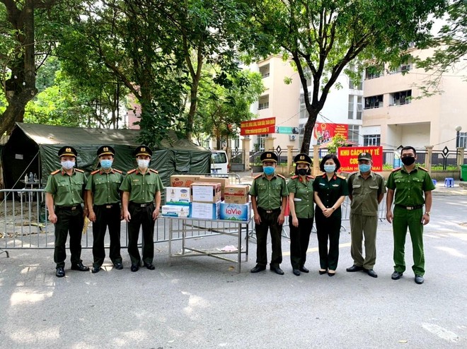Công đoàn CATP Hà Nội thăm, tặng quà các chốt bảo vệ khu cách ly phòng chống dịch Covid-19 ảnh 2